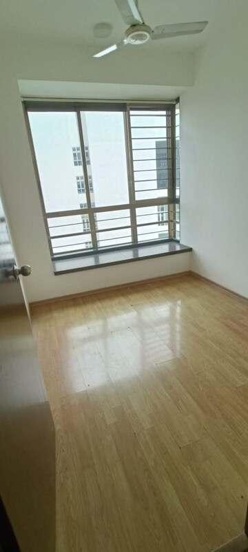 Room in 2.5 BHK Apartment at Oberoi Realty Woods, Goregaon East – for Rent