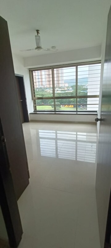 Room in 2.5 BHK Apartment at Oberoi Realty Woods, Goregaon East – for Rent