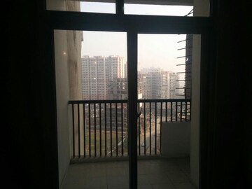 Room in 3 BHK Villa at Amrapali Platinum, Sector 119 – for Rent