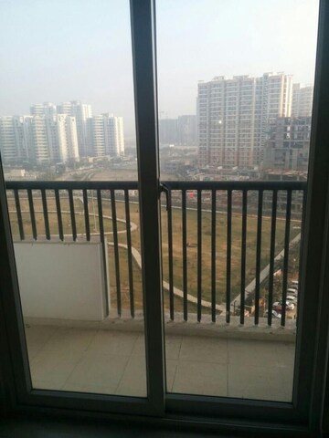 Room in 3 BHK Villa at Amrapali Platinum, Sector 119 – for Rent