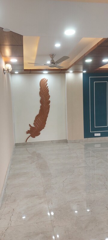Room in 3 BHK Builder Floor at Ansal API Versalia, Sector 67a – for Sale