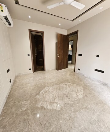 Room in 4 BHK Builder Floor at Ansal Sushant Lok I, Sector 43 – for Rent