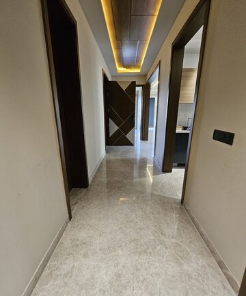 Building Lobby in 4 BHK Builder Floor at Ansal Sushant Lok I, Sector 43 – for Rent