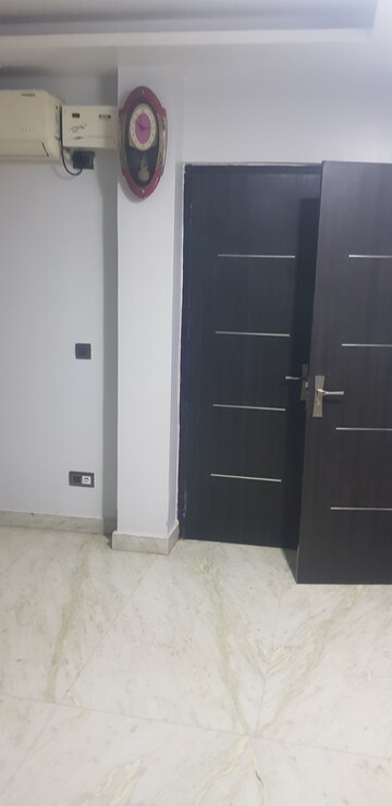 Furnished Amenities in 3 BHK Builder Floor at Kailash Colony – for Sale