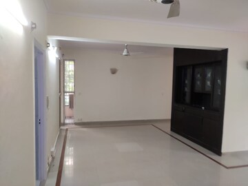 Room in 3 BHK Apartment at Orchid Petals, Sector 49 – for Rent