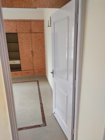 Building Lobby in 3 BHK Apartment at Orchid Petals, Sector 49 – for Rent