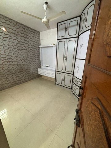 Room in 2 BHK Apartment at Paschim Vihar – for Rent