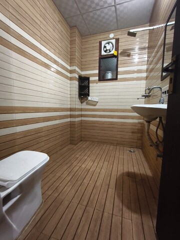 Bathroom in 1 BHK Apartment at Sector 52 – for Rent
