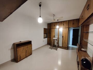 Room in 3 BHK Apartment at Bandra West – for Rent