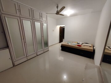 Room in 3 BHK Apartment at Bandra West – for Rent