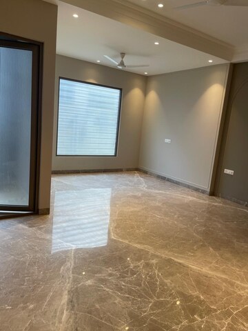 Room in 3 BHK Builder Floor at Green Park Extension – for Rent