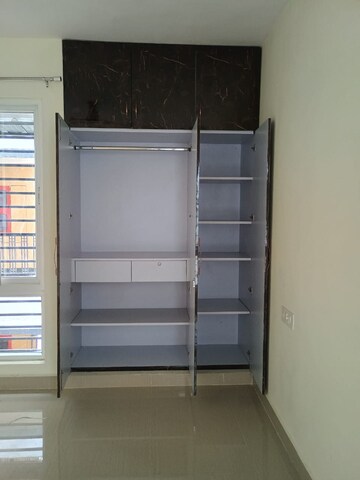 Furnished Amenities in 3.5 BHK Apartment at Jankipuram – for Rent