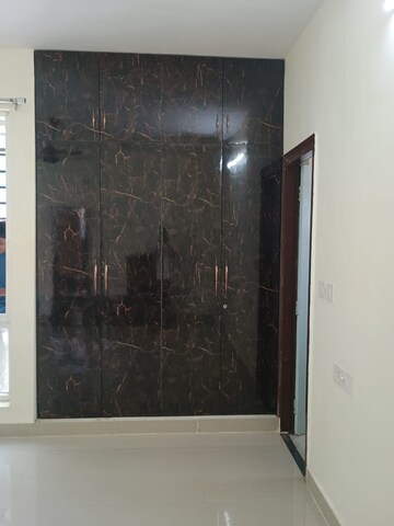 Furnished Amenities in 3.5 BHK Apartment at Jankipuram – for Rent