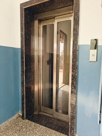 Building Lobby in 1 RK Builder Floor at Ansal Sushant Lok I, Sector 43 – for Rent