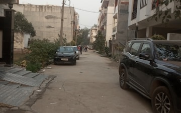 Plot For Sale in Sarin Farm CHS, Habibpur