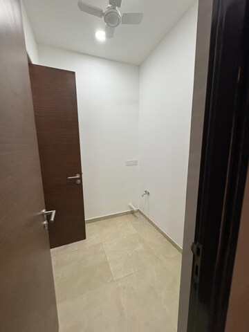 Room in 3.5 BHK Apartment at Kohinoor Square Altissimo, Dadar West – for Rent