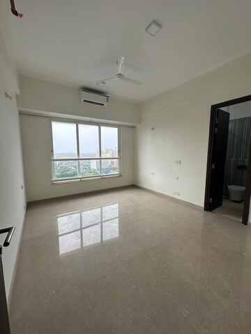 Room in 2 BHK Apartment at Kalpataru Radiance, Goregaon West – for Rent