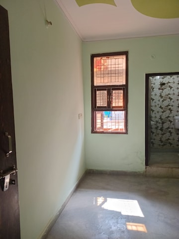 Room in 3 BHK Builder Floor at Dwarka Mor – for Rent