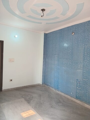 Room in 3 BHK Builder Floor at Dwarka Mor – for Rent