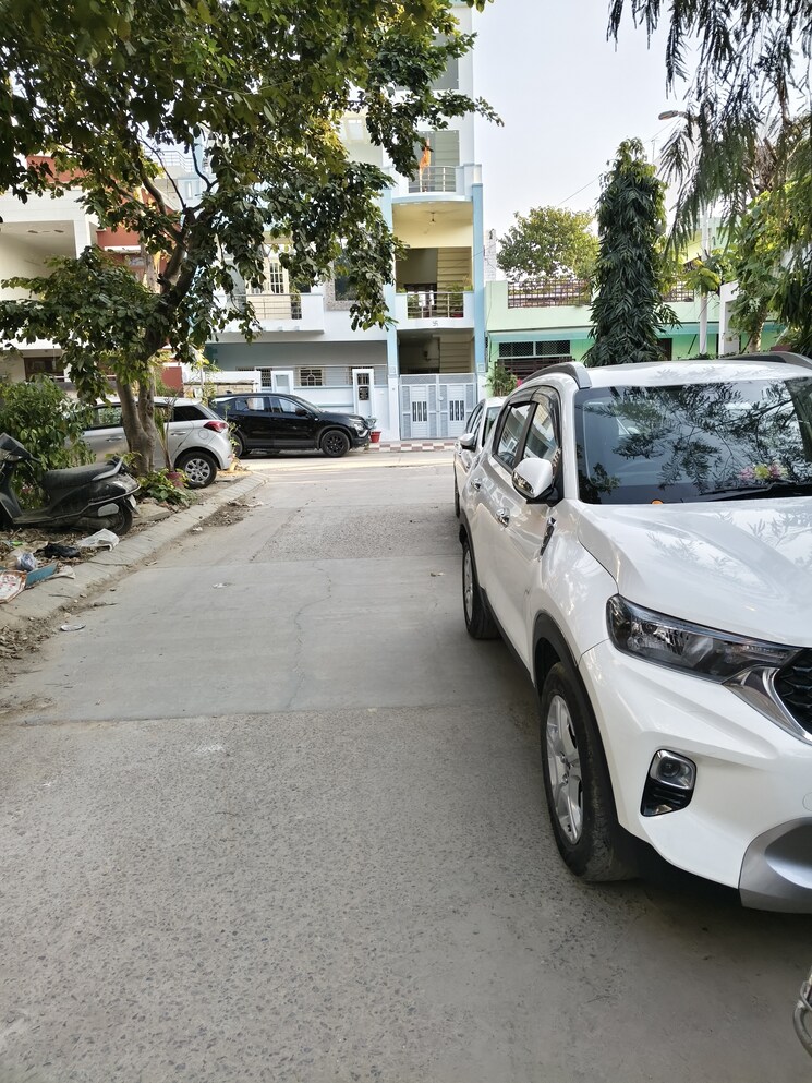  Parking, omaxe-avenue 3.5 Bedroom 1250 Sq.Ft. Villa In Amar Shaheed Path Lucknow 8105745