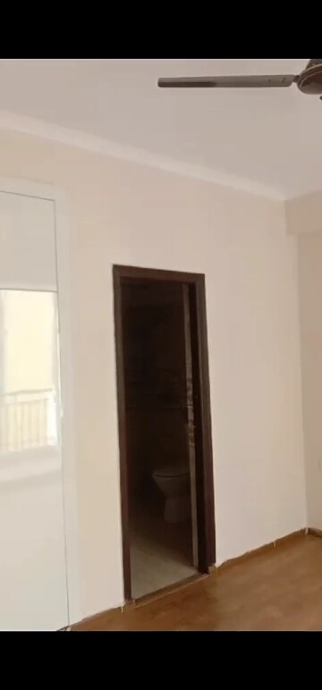 Furnished Amenities in 2.5 BHK Apartment at Amrapali Golf Homes, Sector 4, Greater Noida – for Rent