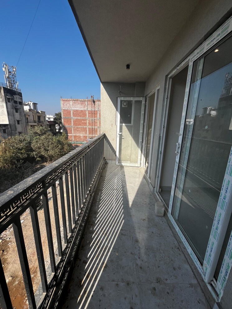 Balcony, mandi 4 Bedroom 170 Sq.Yd. Builder Floor In Mandi Delhi 8105918