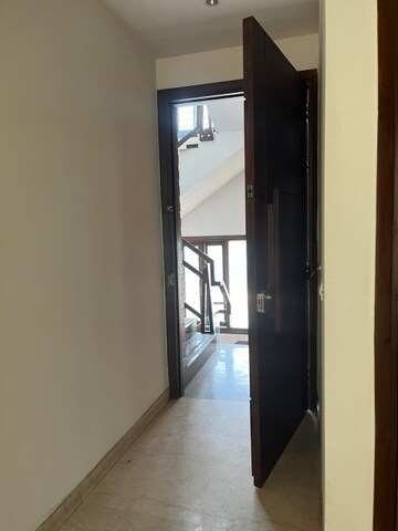 Room in 6+ BHK Independent House at New Friends Colony – for Rent