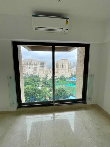 Room in 4 BHK Apartment at Kanakia Silicon Valley, Powai – for Rent
