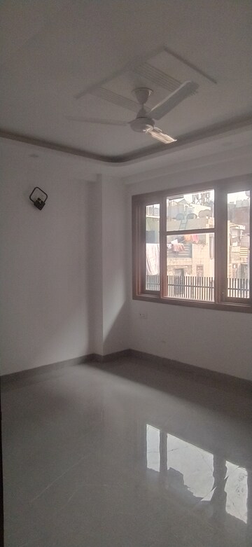 Room in 3 BHK Builder Floor at Panchsheel Vihar – for Rent