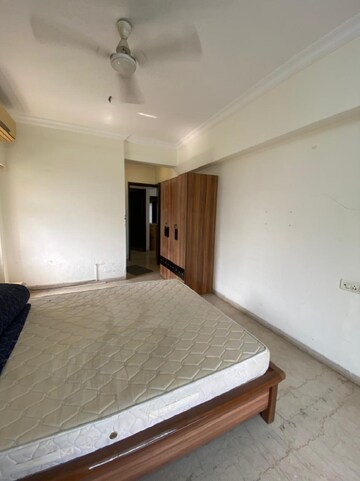 Room in 3 BHK Apartment at Bandra West – for Rent
