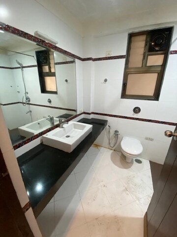 Team Area in 3 BHK Apartment at Bandra West – for Rent