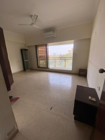Team Area in 3 BHK Apartment at Bandra West – for Rent