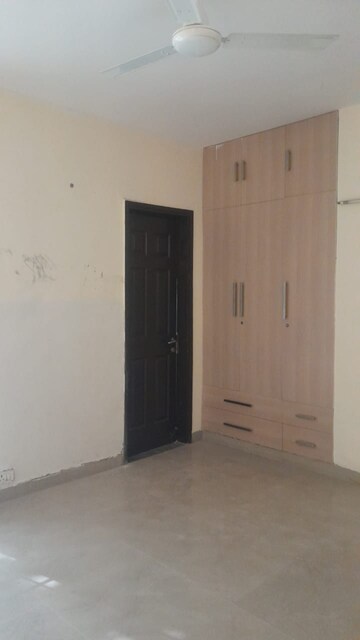 Room in 3 BHK Builder Floor at Unitech South City II, Sector 50 – for Rent