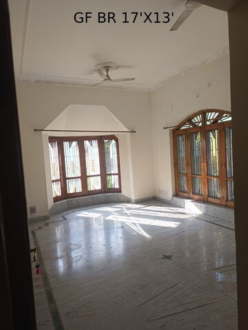 Room in 5 BHK Villa at Vasant Vihar – for Rent