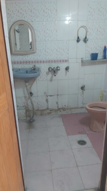 Bathroom in 1.5 BHK Builder Floor at Mayur Vihar – for Rent