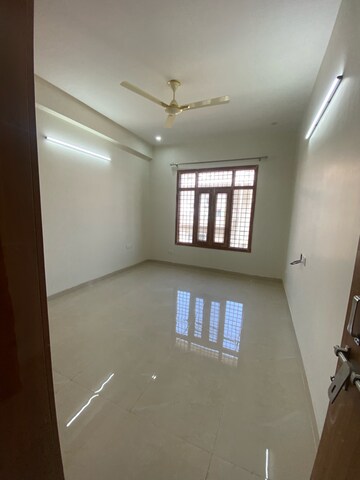 Room in 3 BHK Builder Floor at Ansal Plaza Sector-23, Carterpuri – for Rent