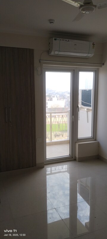 Room in 2 BHK Apartment at Pareena Micasa, Sector 68 – for Rent