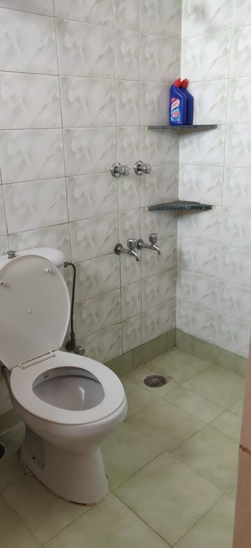 Bathroom in 2 BHK Builder Floor at Unitech Arcadia, South City 2 – for Rent