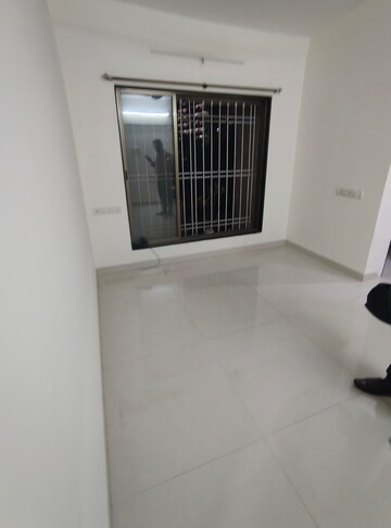 Room in 1 BHK Apartment at Sai Siddhi Tower, Ghatkopar East – for Rent