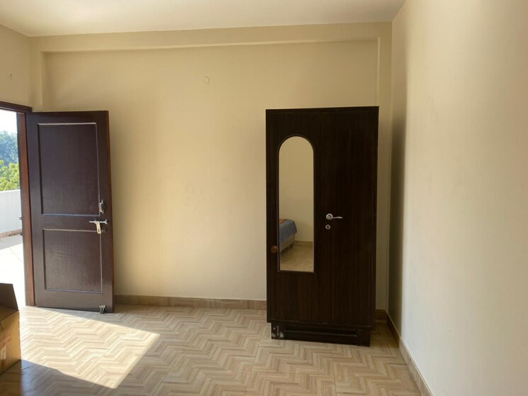 Room, rwa-apartments-sector-27 1.5 Bedroom 750 Sq.Ft. Independent House In Sector 27 Noida 8106454