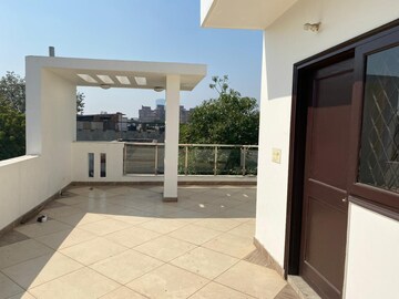 Parking in 1.5 BHK Independent House at RWA Apartments Sector 27, Sector 27 – for Rent