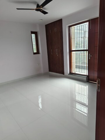 Room in 2.5 BHK Independent House at RWA Apartments Sector 27, Sector 27 – for Rent