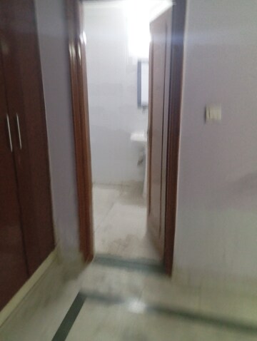 Furnished Amenities in 4 BHK Builder Floor at Krishna Nagar – for Rent
