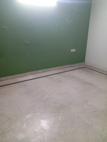 Room in 4 BHK Builder Floor at Krishna Nagar – for Rent