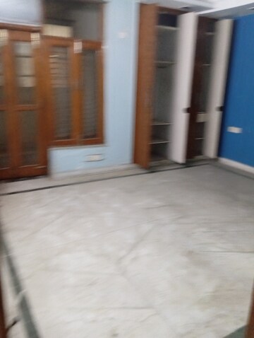 Furnished Amenities in 4 BHK Builder Floor at Krishna Nagar – for Rent