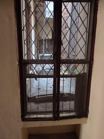 Room in 1.5 BHK Independent House at Logix Park, Sector 16 – for Rent