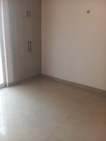 Room in 2 BHK Apartment at Amrapali Golf Homes, Sector 4, Greater Noida – for Rent