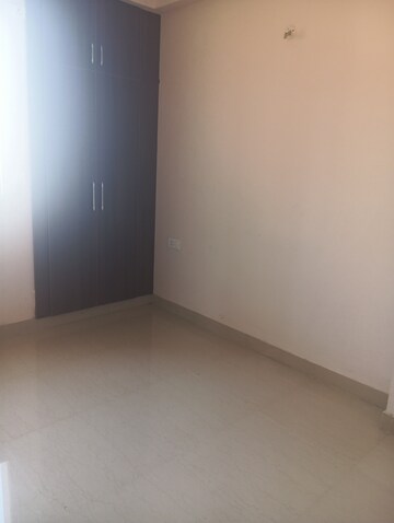Room in 2 BHK Apartment at Amrapali Golf Homes, Sector 4, Greater Noida – for Rent