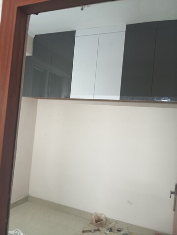 Room in 2.5 BHK Apartment at Amrapali Golf Homes, Sector 4, Greater Noida – for Rent