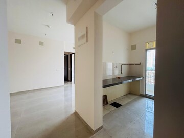 Room in 2 BHK Apartment at Piramal Vaikunth, Balkum Pada – for Rent